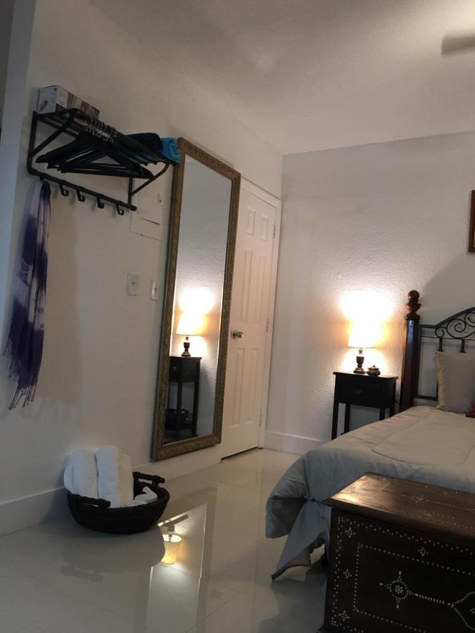 Private Blocks From Coconut Grove Apartamento *